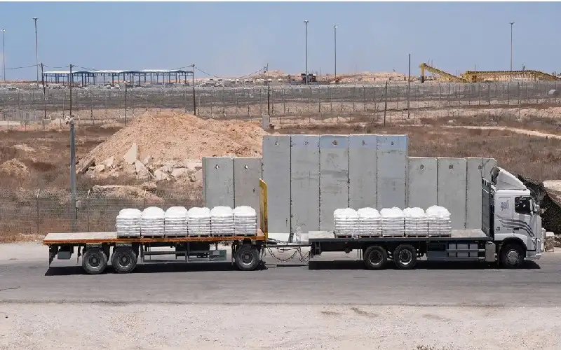 تكدس المواد الغذائية على معبر في