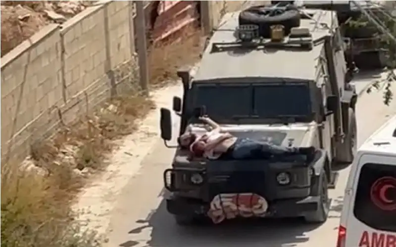 القوات الإسرائيلية تقيد فلسطينيا جريحا فوق