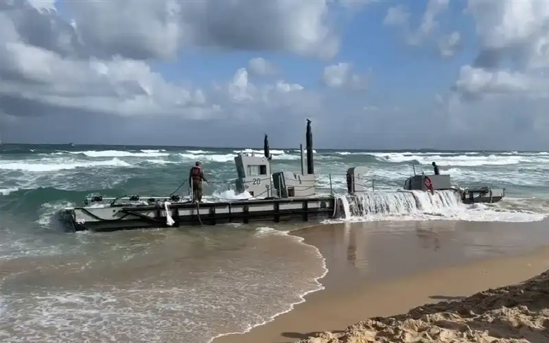 البحر يجرف أجزاء من الرصيف الأمريكي