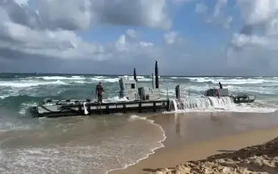 البحر يجرف أجزاء من الرصيف الأمريكي