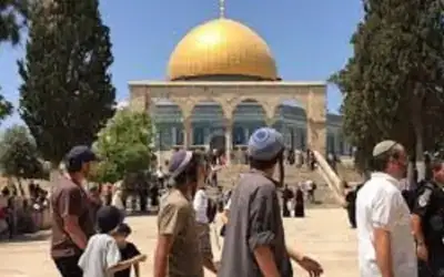 مستوطنون متطرفون يقتحمون الأقصى بحراسة شرطة