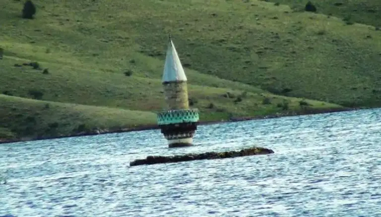 مياه سد تبتلع قرية تركية بالكامل