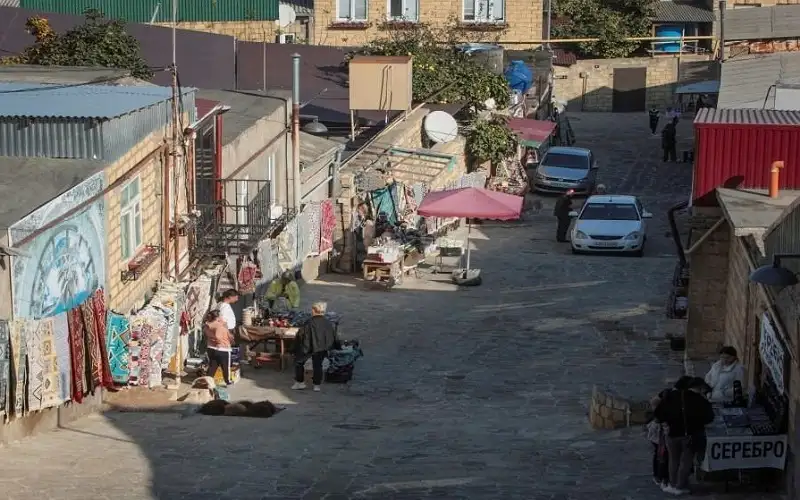 مقتل شرطيين وكاهن في هجمات على