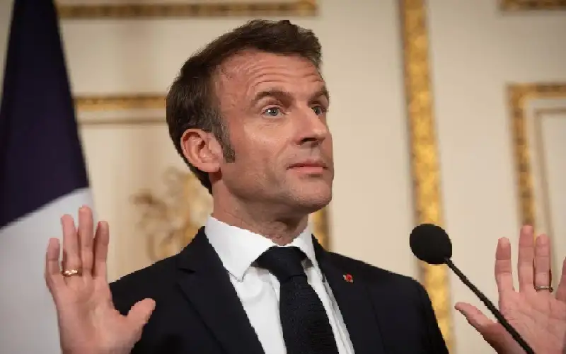 الرئيس الفرنسي يعد بالعمل حتى نهاية
