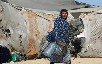 ارتفاع الحرارة يفاقم معاناة النازحات في