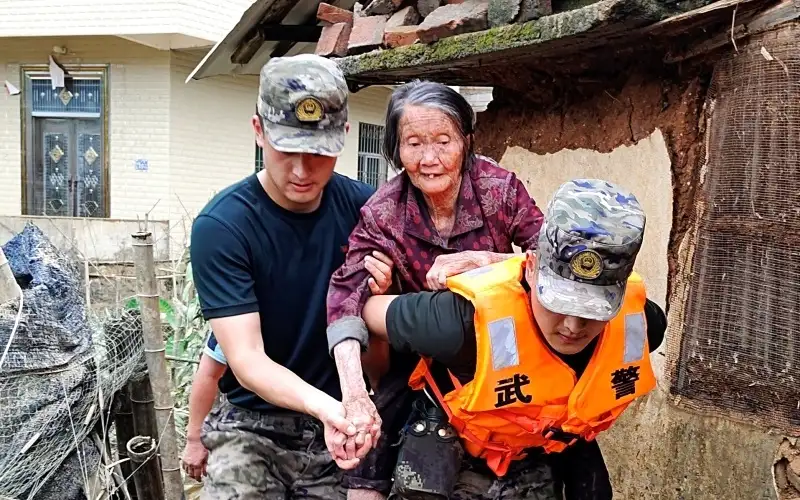 انهيار أرضي يودي بحياة 5 أشخاص