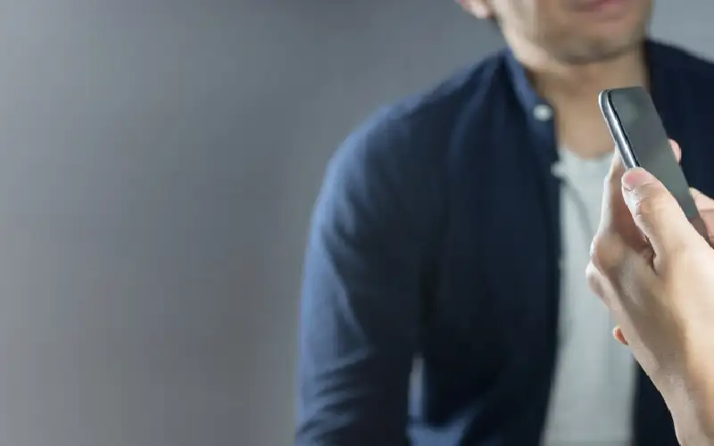 زوجك يتجاهلك باستمرار وقليل الكلام لدرجة