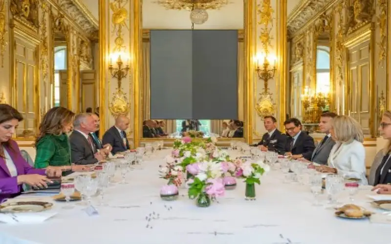 الملك وماكرون يبحثان التطورات الخطيرة في