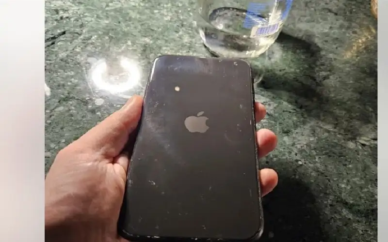 رجل يتسلم آي فون دون كاميرا