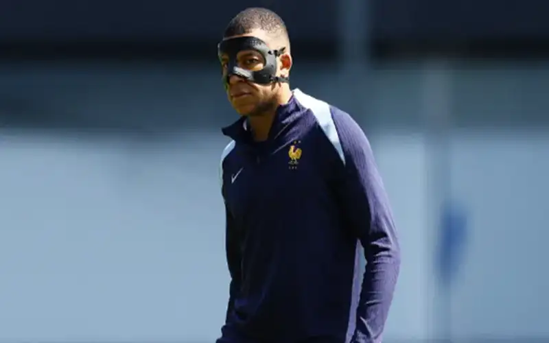 أزمة في منتخب فرنسا بسبب قناع