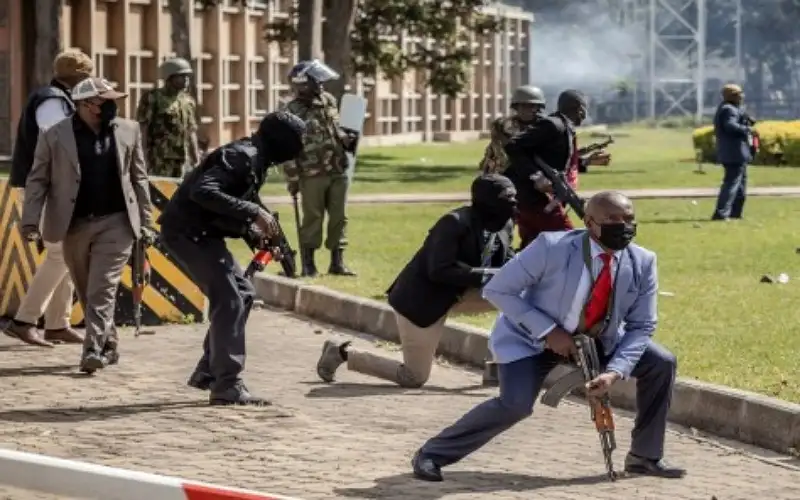 الرئيس الكيني يتعهد برد كامل على