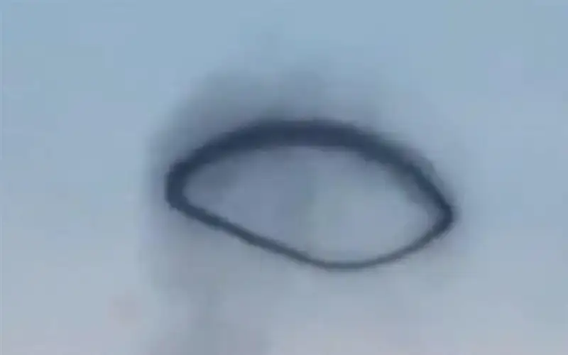 حلقة دخانية غامضة تظهر في سماء