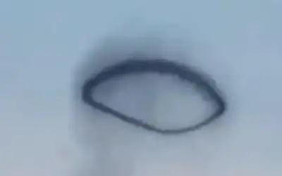 حلقة دخانية غامضة تظهر في سماء