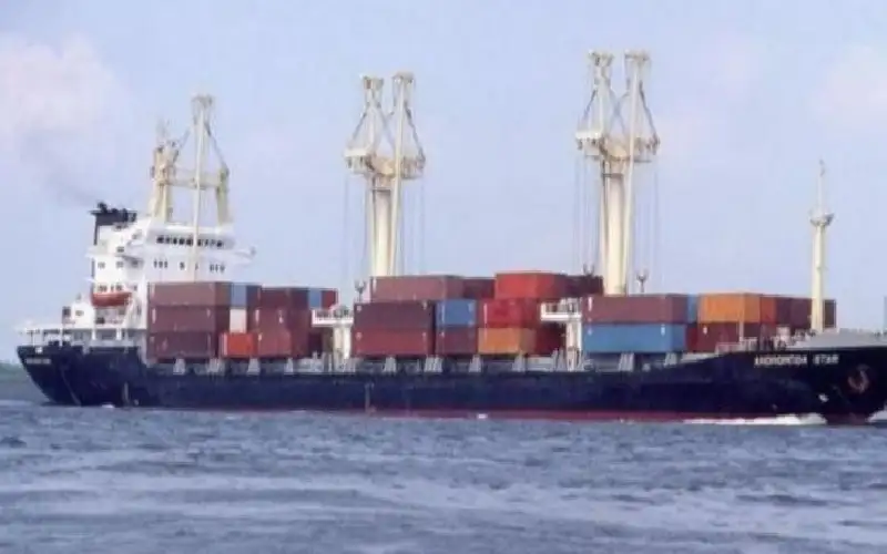 الحوثيون يعلنون استهداف سفينة شحن في