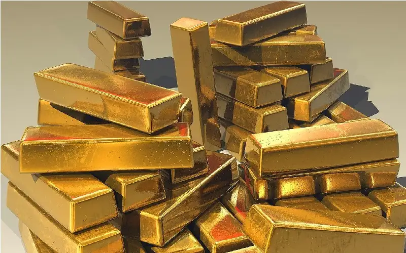 تراجع طفيف للذهب وسط تركيز على