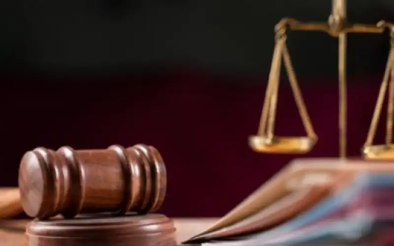 شخص يطعن شقيقه بخنجر وهذا ما