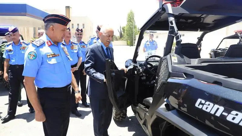 تنفيذا للتوجيهات الملكية.. العيسوي يسلم دراجات