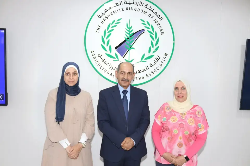 ابو نقطة يسلم الشهادات للمشاركين في