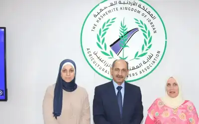 ابو نقطة يسلم الشهادات للمشاركين في