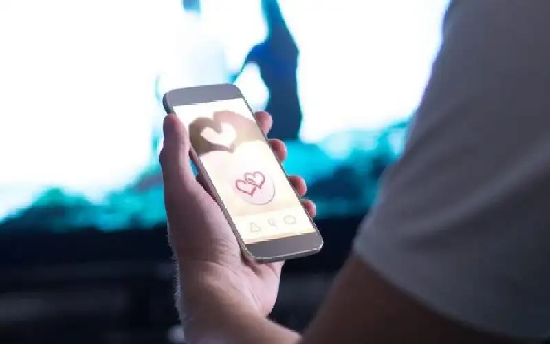 يسرب صور الفتيات.. تطبيق للزواج يرعب