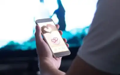 يسرب صور الفتيات.. تطبيق للزواج يرعب