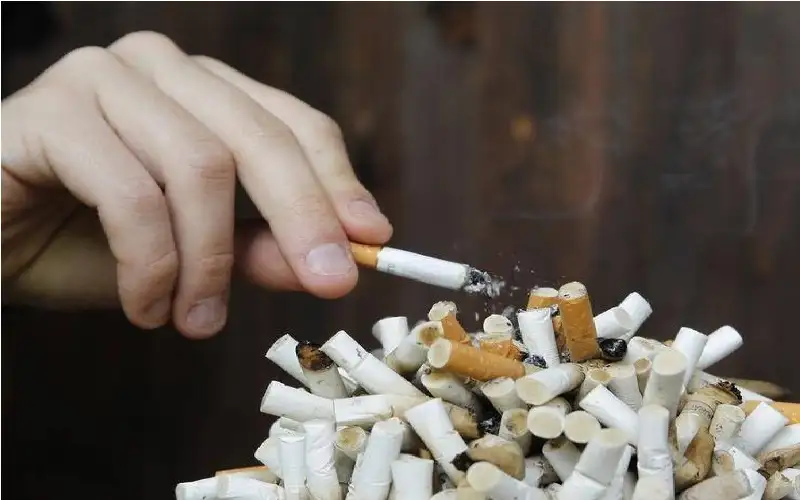 بسبب التدخين.. ينمو الشعر فى حلقه