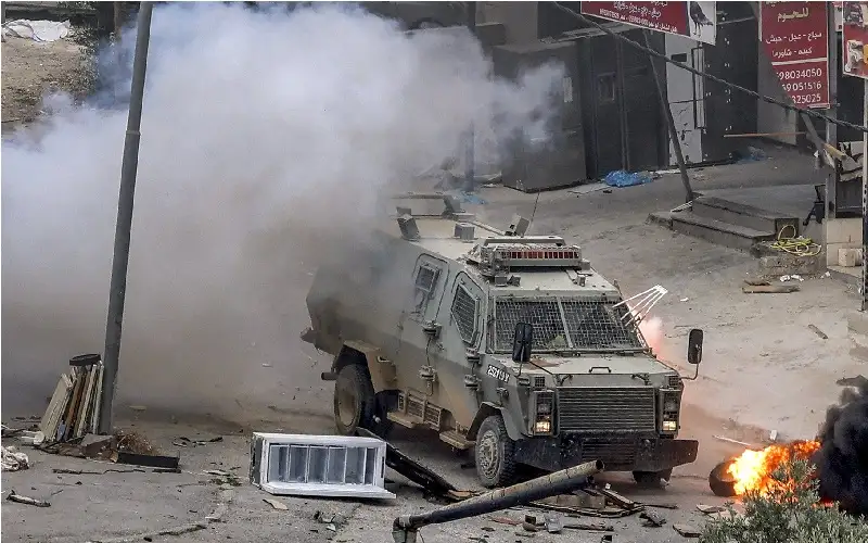 مقتل ضابط إسرائيلي وإصابة 17 جنديا