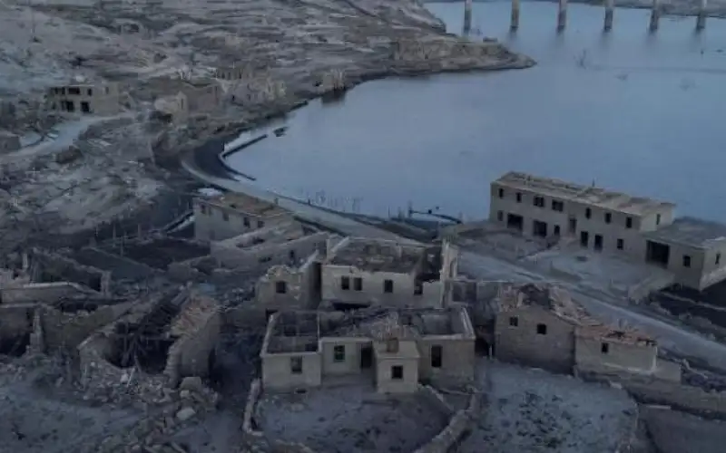 ظهور قرية اختفت تحت الماء 30