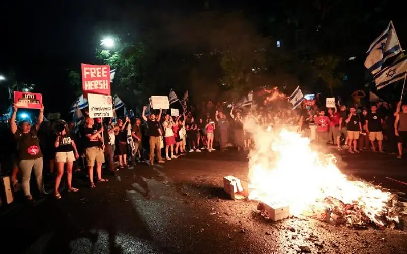 للمطالبة بصفقة التبادل .. متظاهرون يضرمون