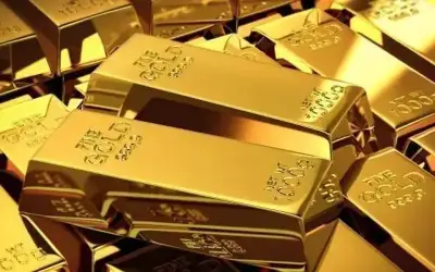 الذهب يتراجع لكنه يتجه لتسجيل ارتفاع