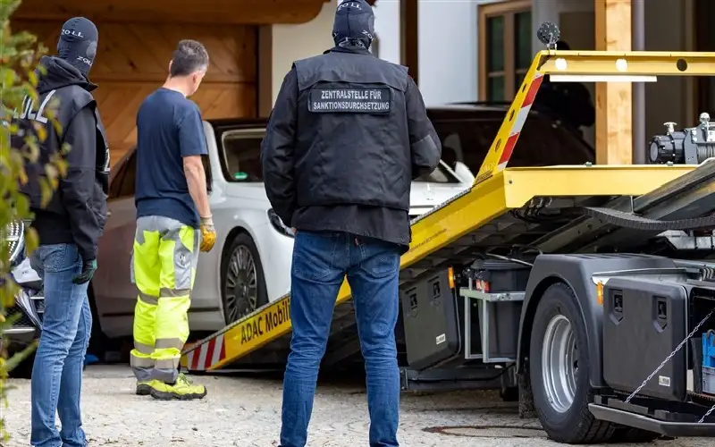 فضيحة كبرى.. سيارات فاخرة تهرب من