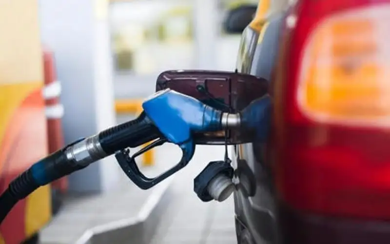 تخفيض أسعار البنزين ورفع الديزل لشهر