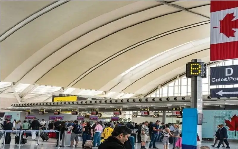 إلغاء مئات الرحلات الجوية في كندا