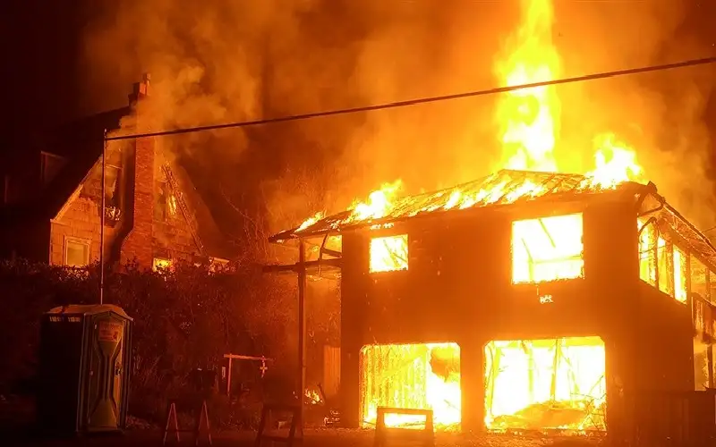 مليونير يحرق منزله الفاخر.. . نكاية