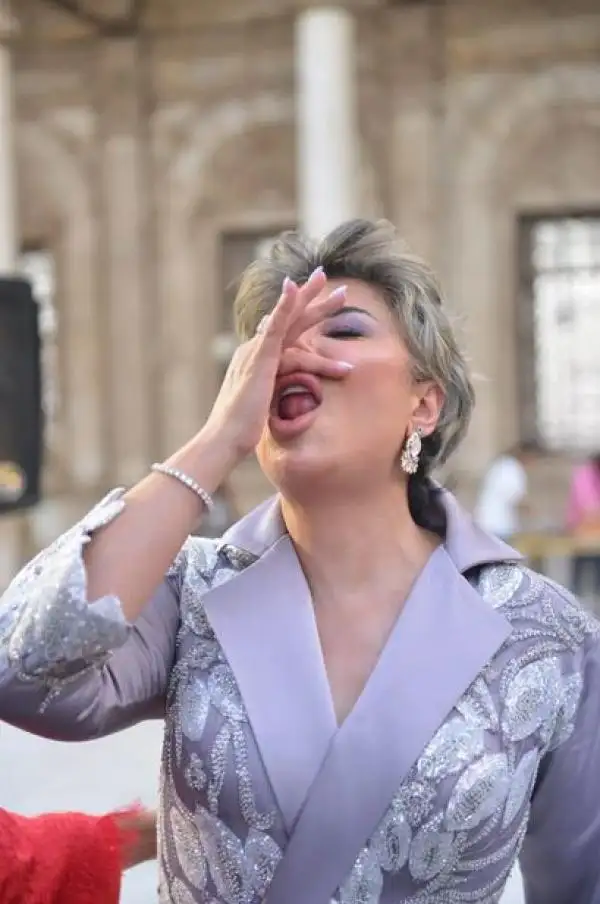 إعلامية ترقص في ساحة مسجد رفقة