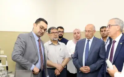 مستشفى الجامعة يتسلم جهازا لتشخيص اعتلال