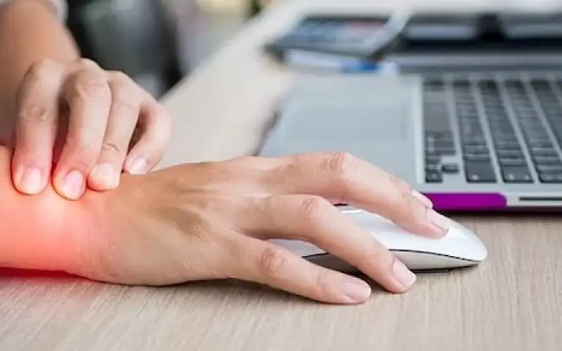 موظفو العمل المكتبي أكثر عرضة للإصابة
