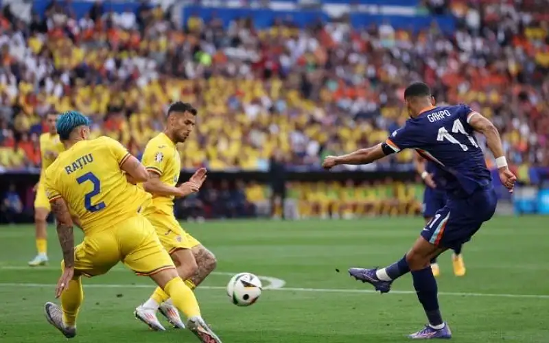 هولندا تنهي مغامرة رومانيا بثلاثية في