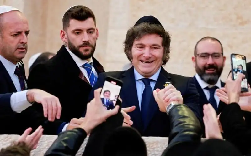 الرئيس الأرجنتيني يغلق وكالة الأنباء الرسمية