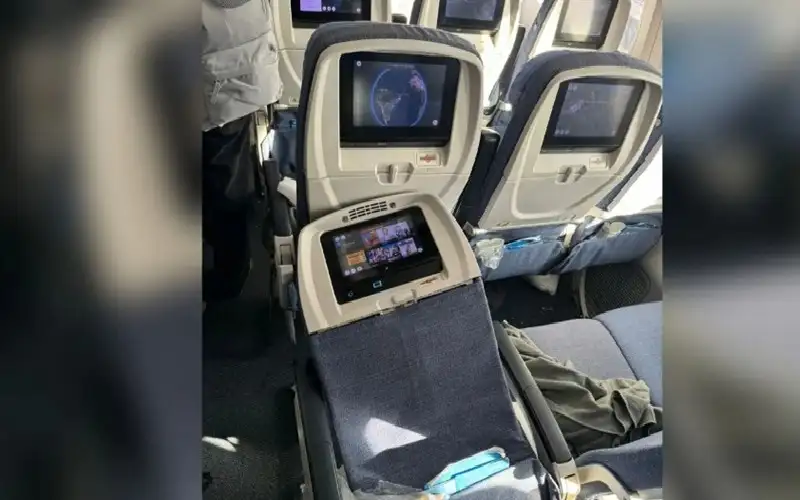 رجل علق في صندوق أمتعة الطائرة..