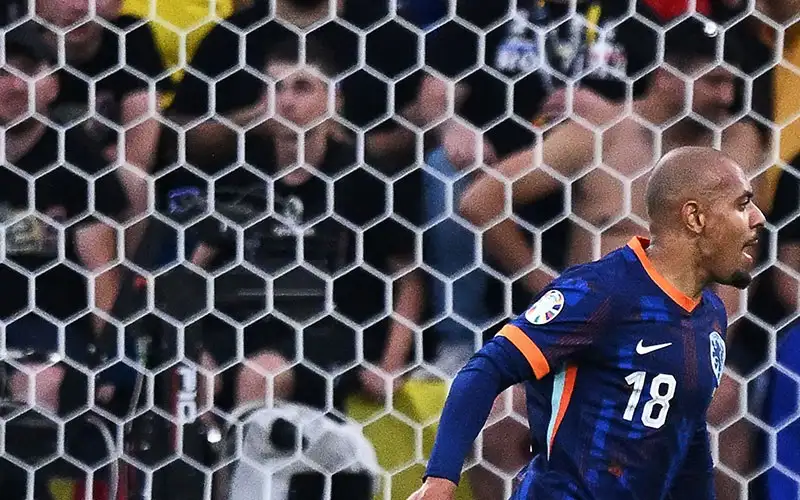 هولندا تنهي مغامرة رومانيا وتبلغ ربع