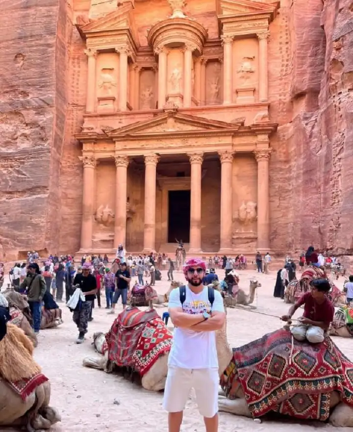 الرحالة الإماراتي النخلاني يلقي تحية المحبة