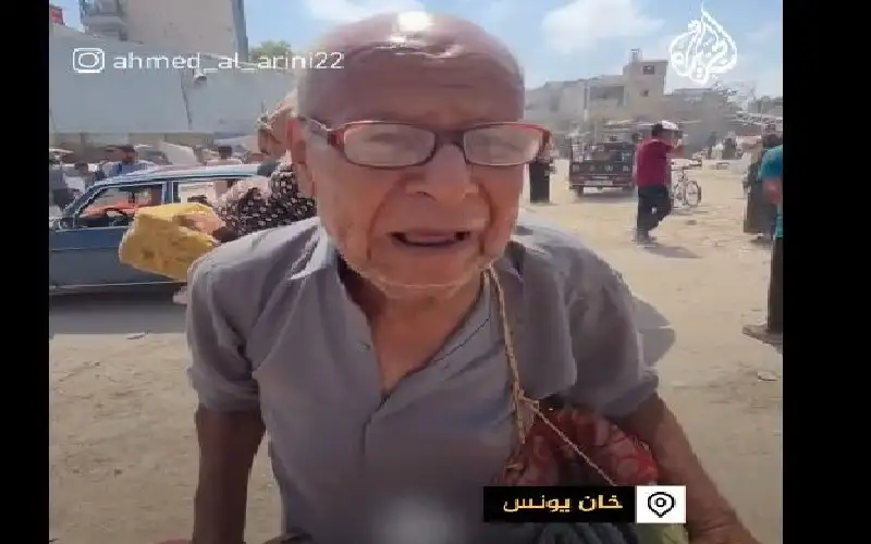 بكاء مسن فلسطيني تأثرا بمعاناة نزوحه