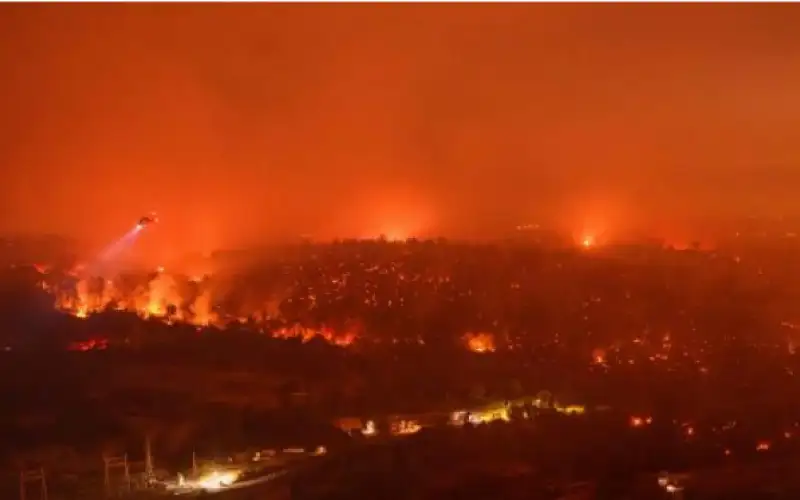 الحرائق تجلي آلاف السكان في كاليفورنيا