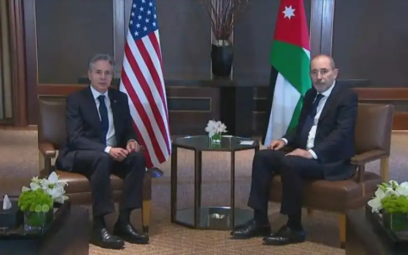 الصفدي يؤكد لنظيره الأميركي ضرورة بذل