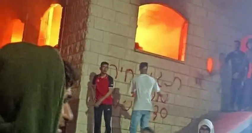 مستوطنون يحرقون منازل الفلسطينيين جنوبي الخليل