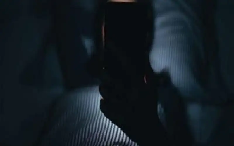 تحذير.. الهاتف قبل النوم يعرضك للإصابة