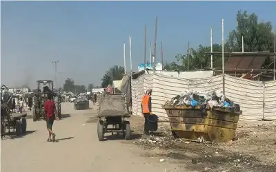 بلدية خان يونس تشرع بجمع النفايات