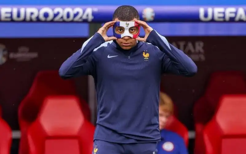 مبابي يجري جراحة عاجلة قبل الانضمام