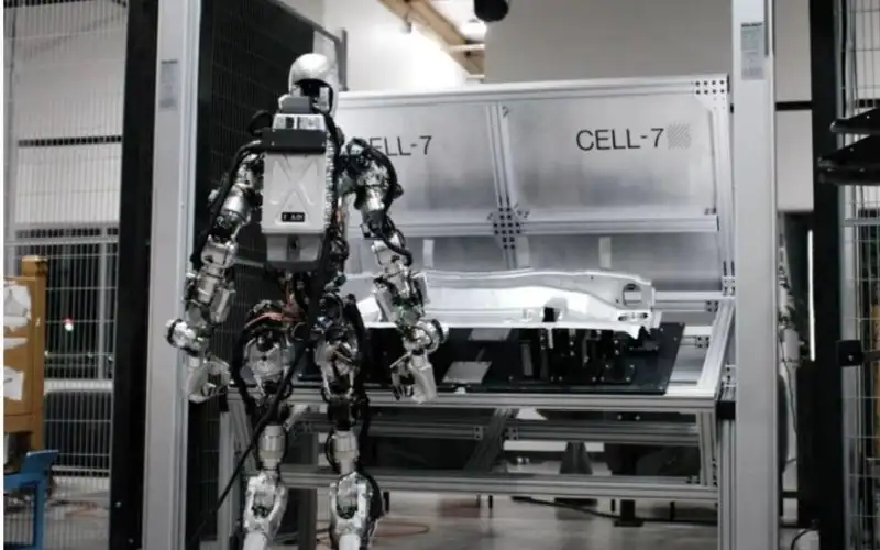 روبوت قهوة يصبح عاملا في مصنع